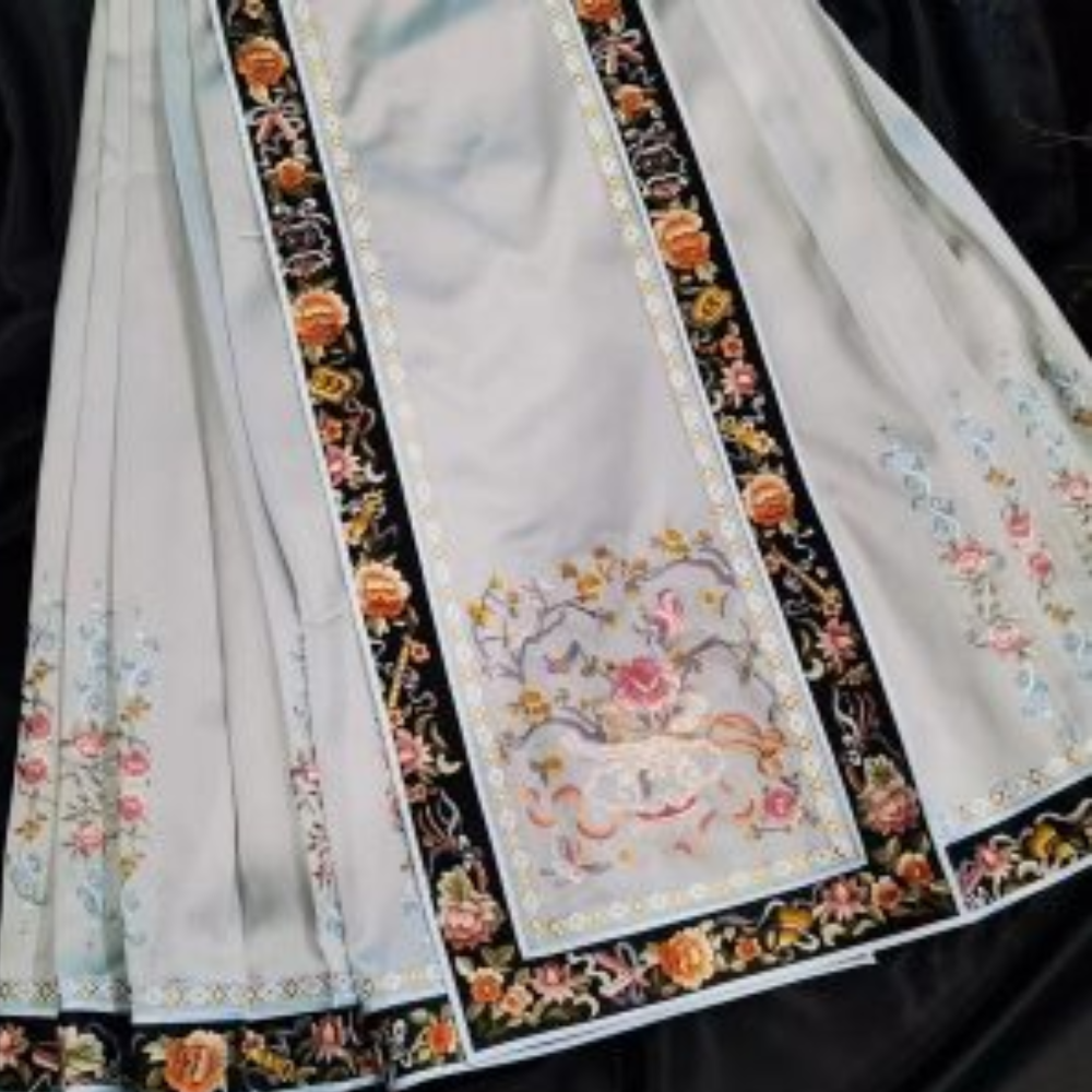 Ma Mian Qun (Horse-Face Skirt) – Ming Dynasty Handcrafted Silk Embroidery Skirt view 1