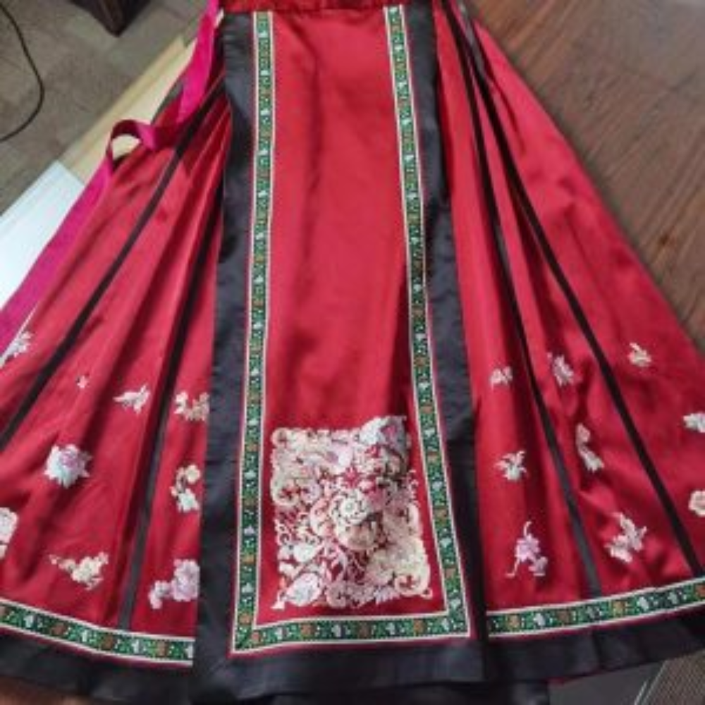 Ma Mian Qun (Horse-Face Skirt) – Ming Dynasty Handcrafted Silk Embroidery Skirt view 2