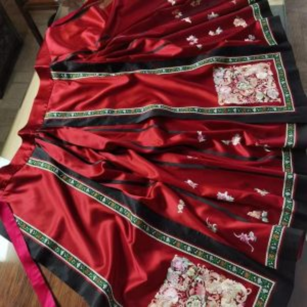 Ma Mian Qun (Horse-Face Skirt) – Ming Dynasty Handcrafted Silk Embroidery Skirt view 3