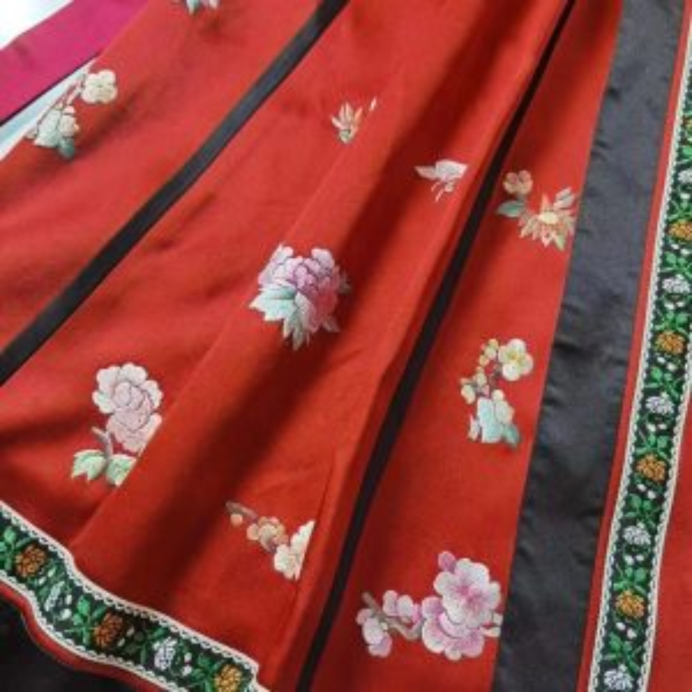Ma Mian Qun (Horse-Face Skirt) – Ming Dynasty Handcrafted Silk Embroidery Skirt view 4