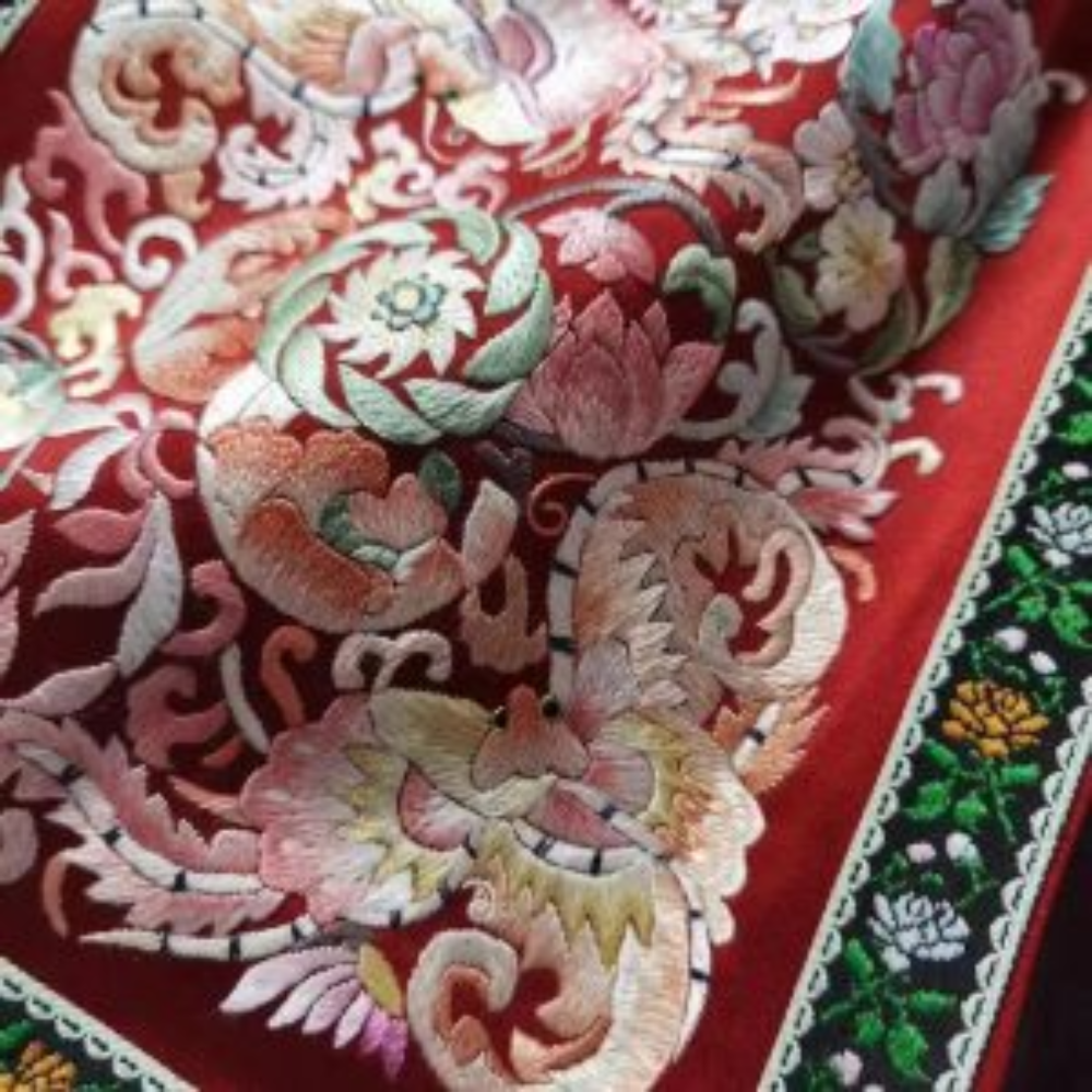 Ma Mian Qun (Horse-Face Skirt) – Ming Dynasty Handcrafted Silk Embroidery Skirt view 5