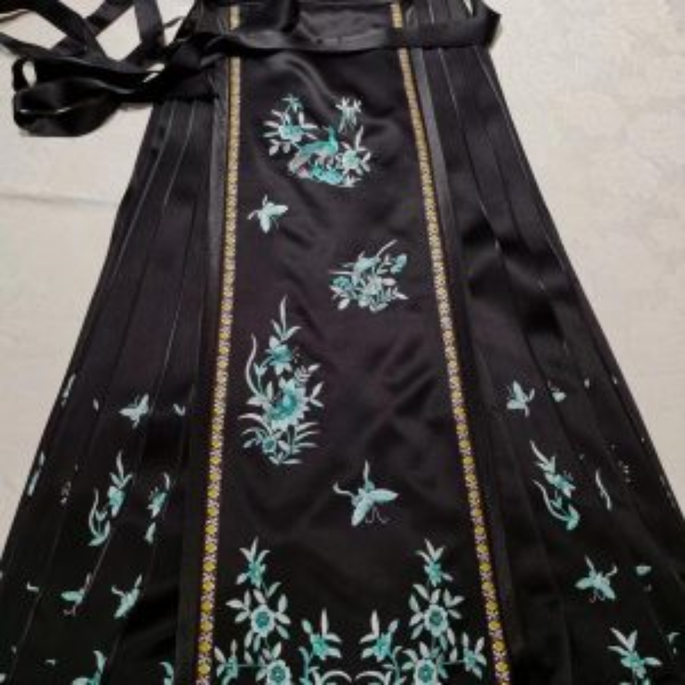 Ma Mian Qun (Horse-Face Skirt) – Ming Dynasty Handcrafted Silk Embroidery Skirt view 6
