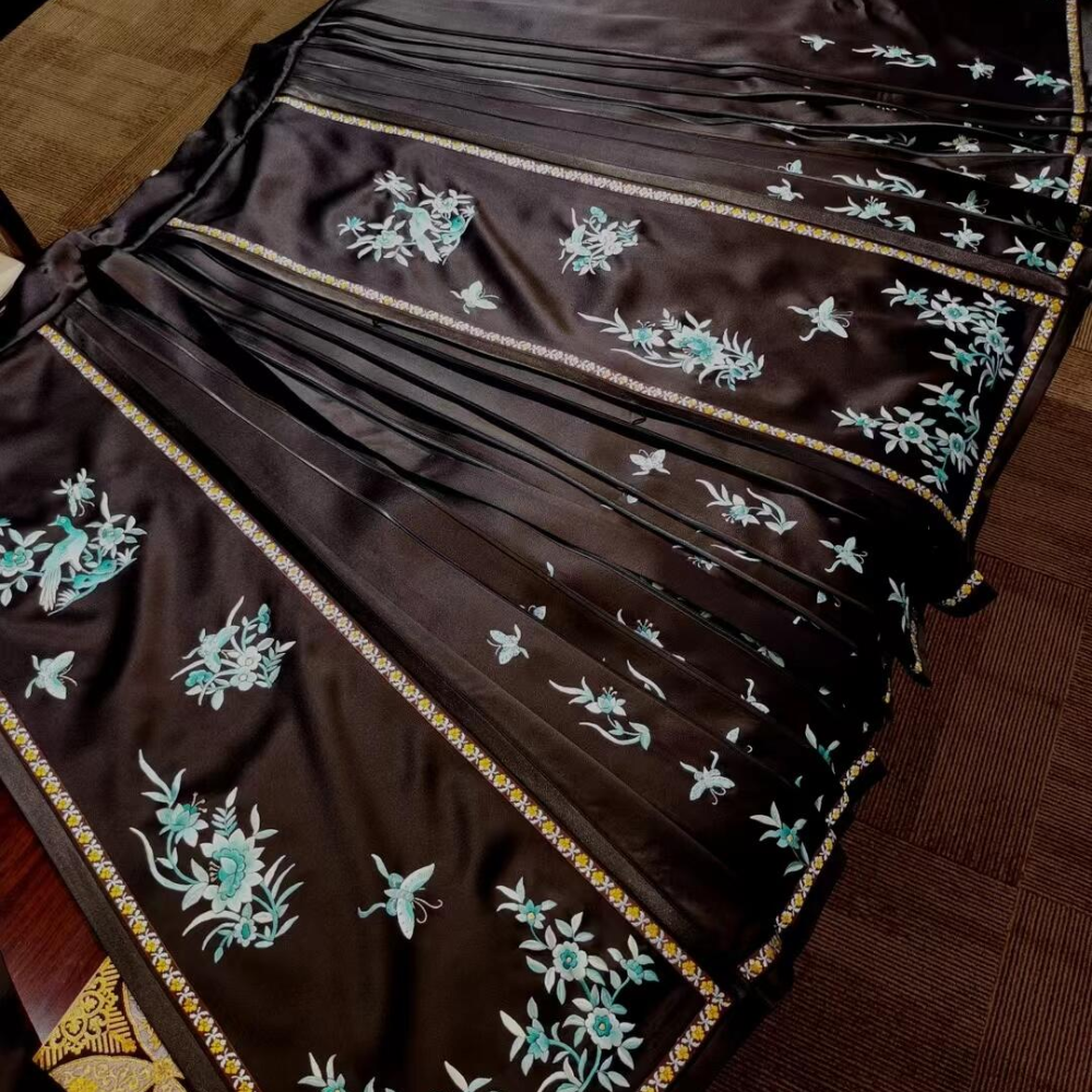 Ma Mian Qun (Horse-Face Skirt) – Ming Dynasty Handcrafted Silk Embroidery Skirt view 7