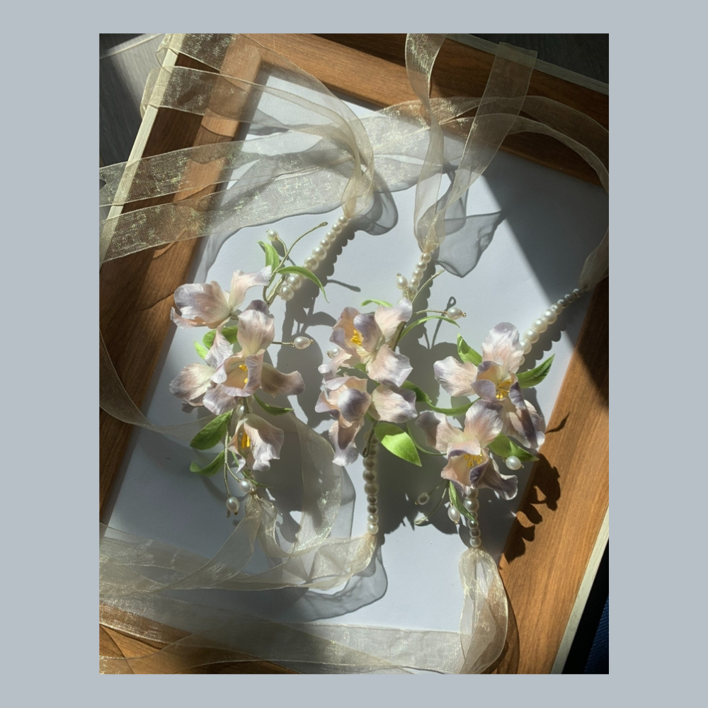 Róng Huā Wrist Corsage view 1