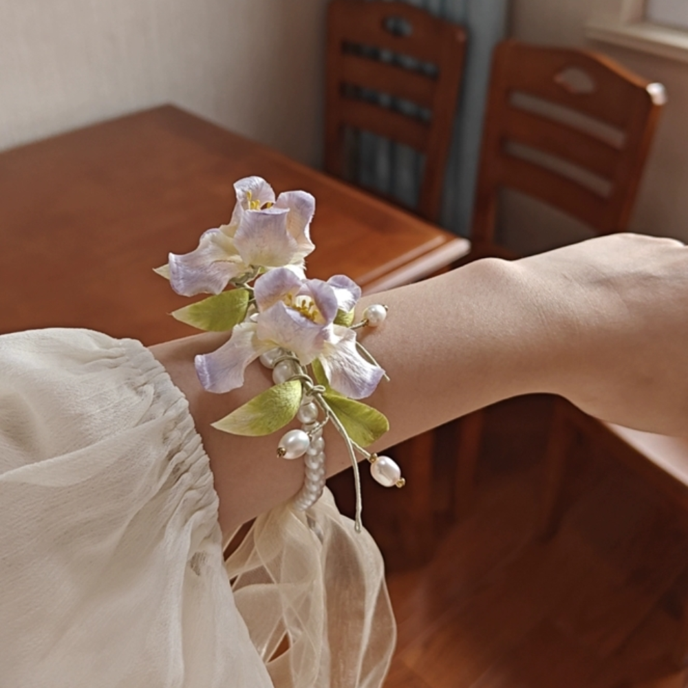 Róng Huā Wrist Corsage view 2
