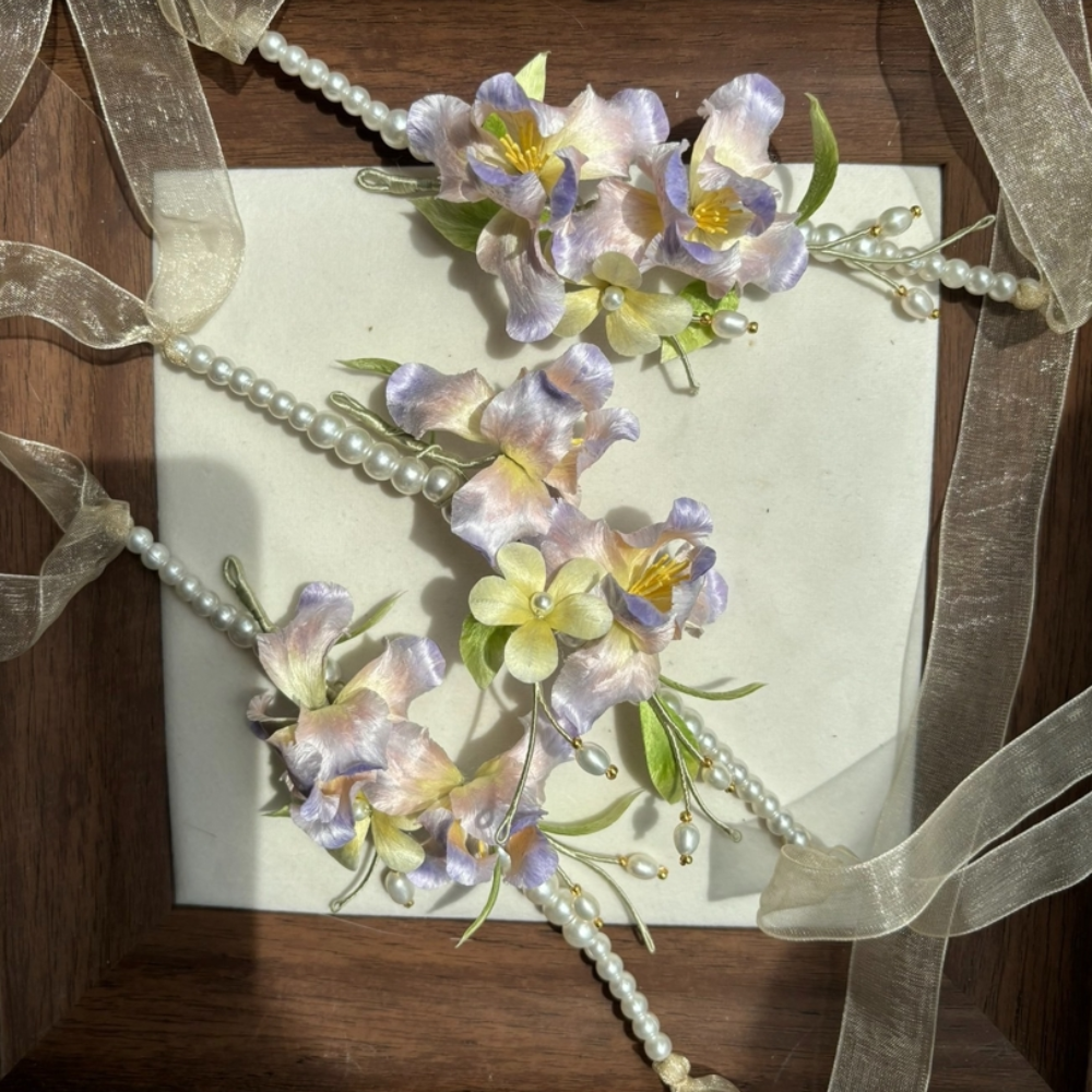 Róng Huā Wrist Corsage view 3