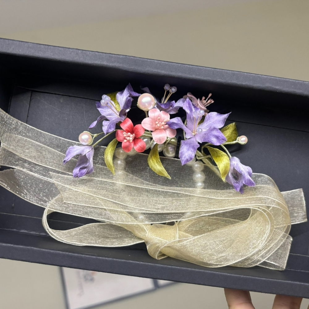 Róng Huā Wrist Corsage view 6