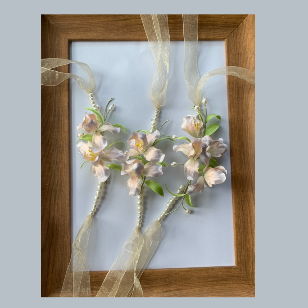 Róng Huā Wrist Corsage view 7