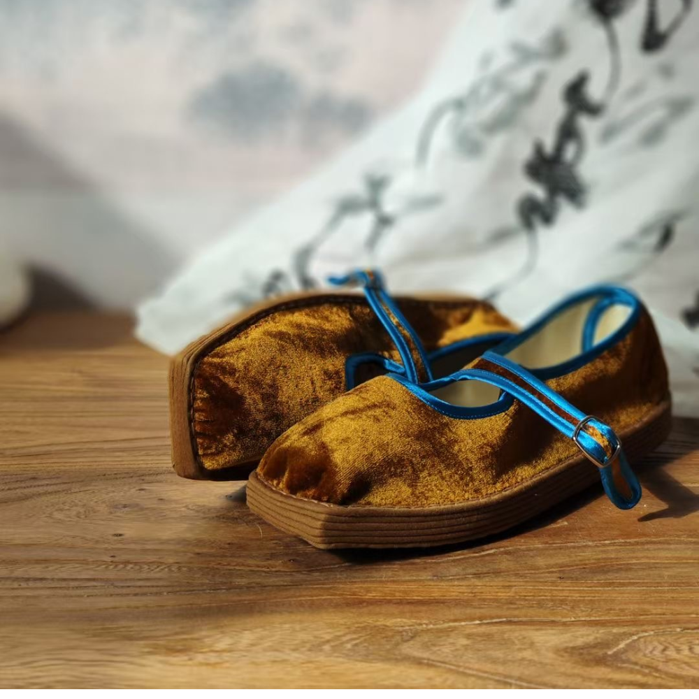 “Velvet Elegance” Thousand-Layer Sole Silk Shoes view 1