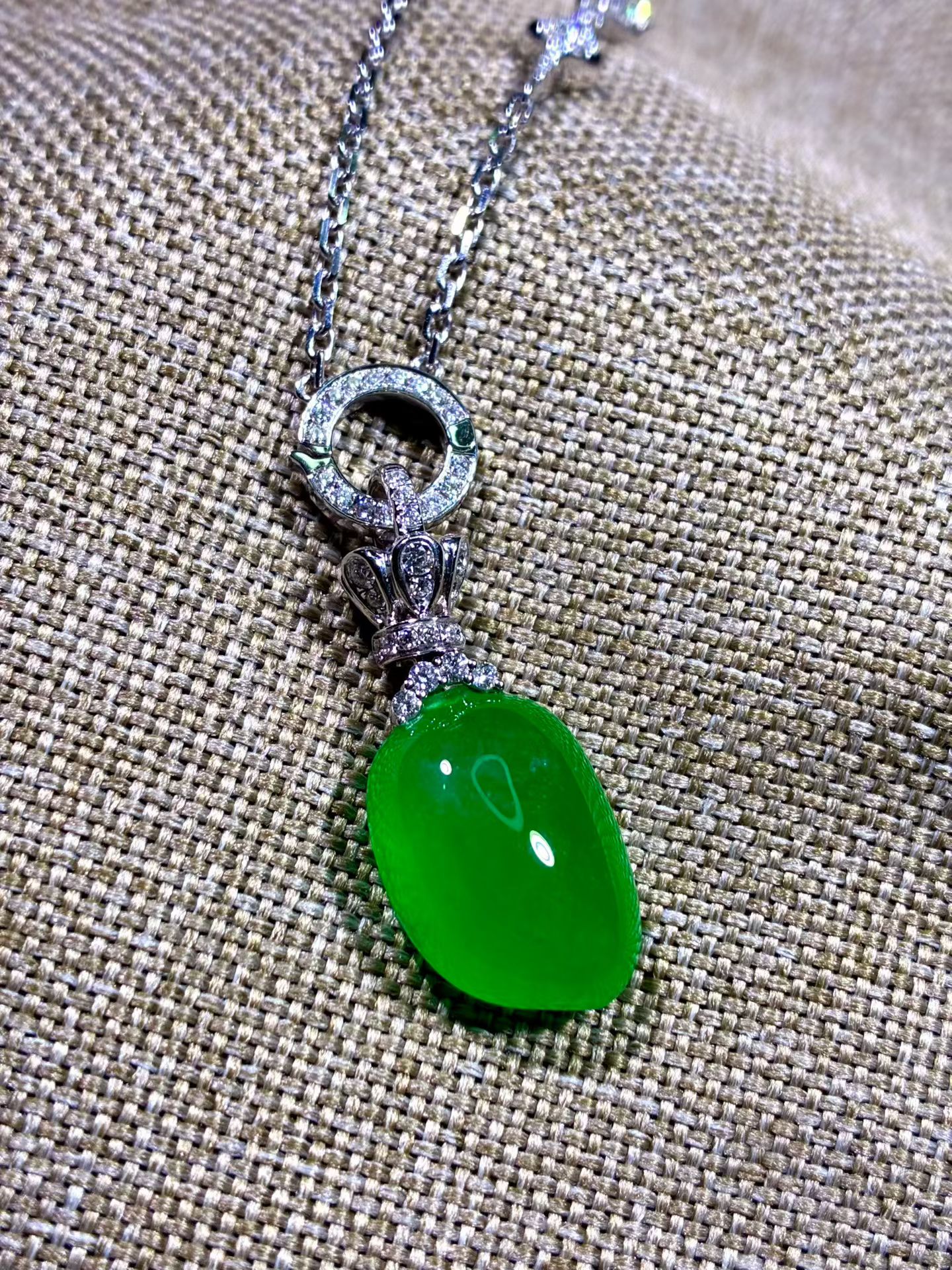 Full Green Jadeite Fu Gua (The Chinese Fortune Gourd, 7g) view 1