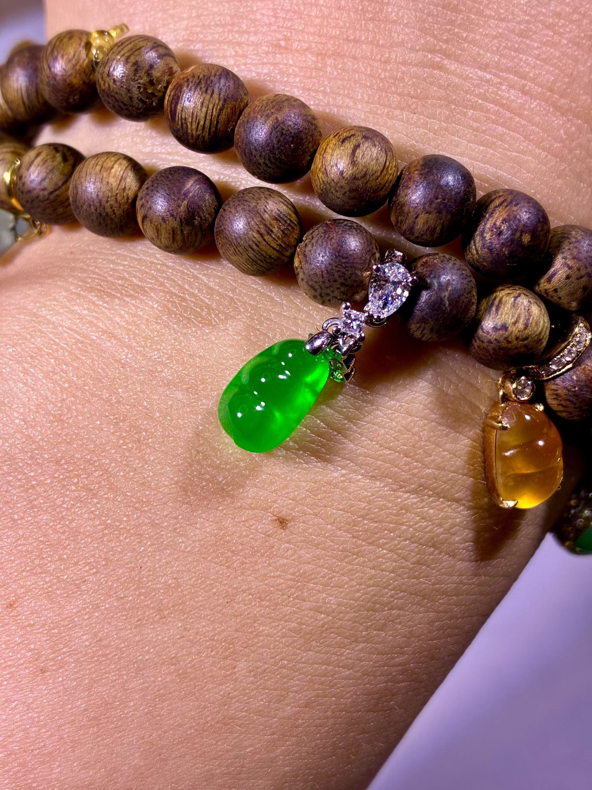 Glassy Vivid Yang Green Jadeite Fu Dou (The Chinese Four-Season Bean) view 4