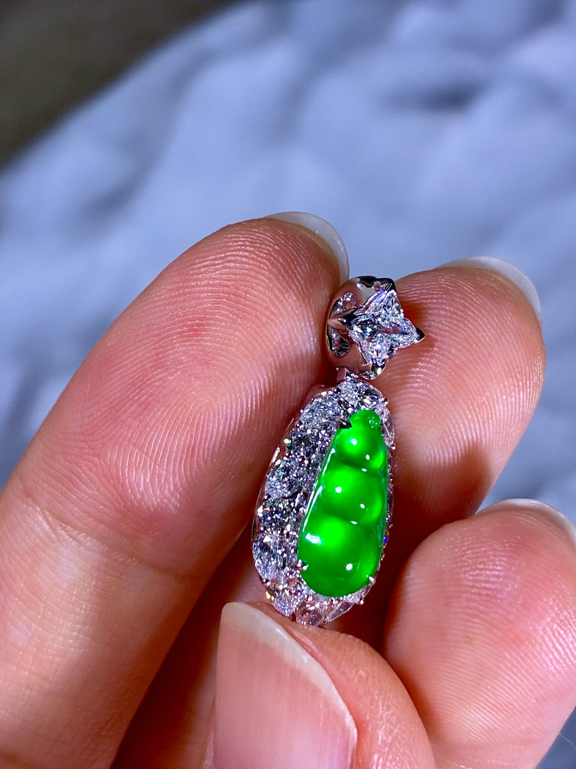 Vivid Green Long Shi Zhong Jadeite Fu Dou (The Chinese Four-Season Bean) view 3