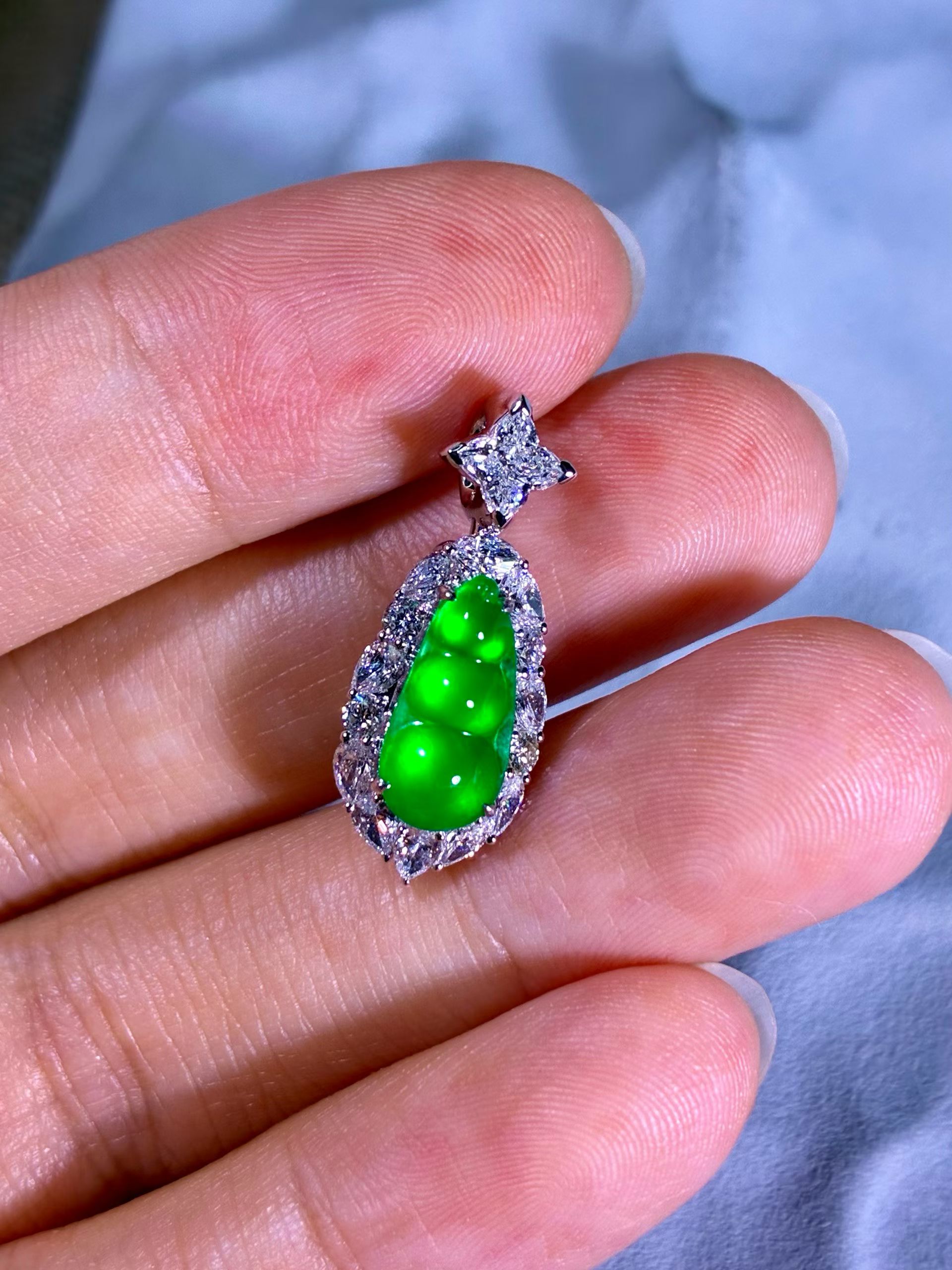 Vivid Green Long Shi Zhong Jadeite Fu Dou (The Chinese Four-Season Bean) view 4