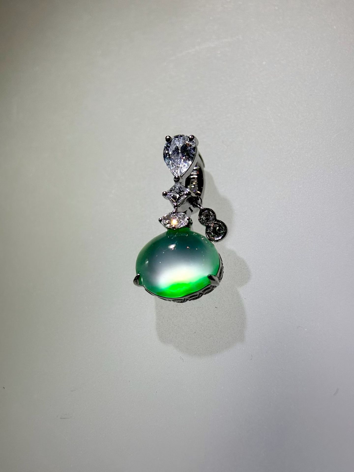 Long Shi Zhong Jadeite Round Cabochon Collarbone Pendant view 4