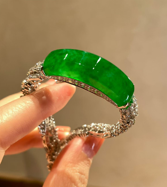 High Jewelry Glassy Imperial Green Jadeite Diamond Bracelet view 1