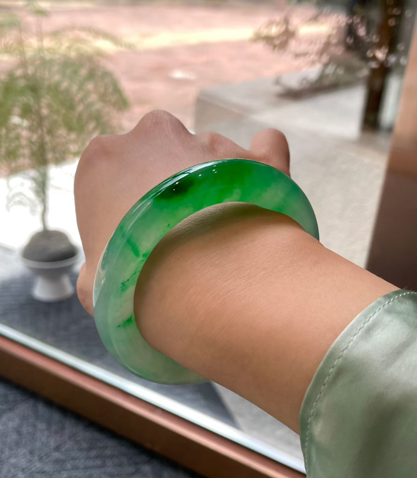 Icy Spicy Green Jadeite Round Bangle (54.6mm) view 2