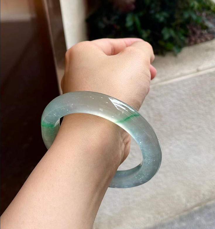Glassy Floating Yang Green Jadeite Round Bangle (53.8mm) view 4