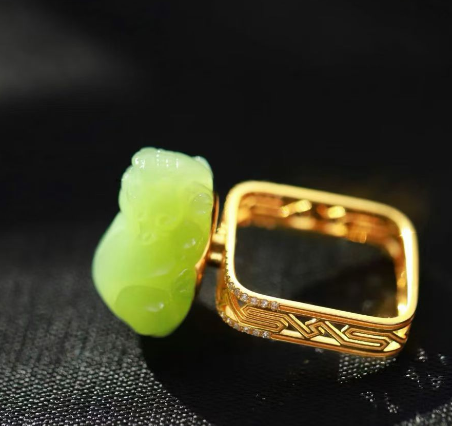 Pink-Green Nephrite Jade Pixiu (貔貅) Ring view 4
