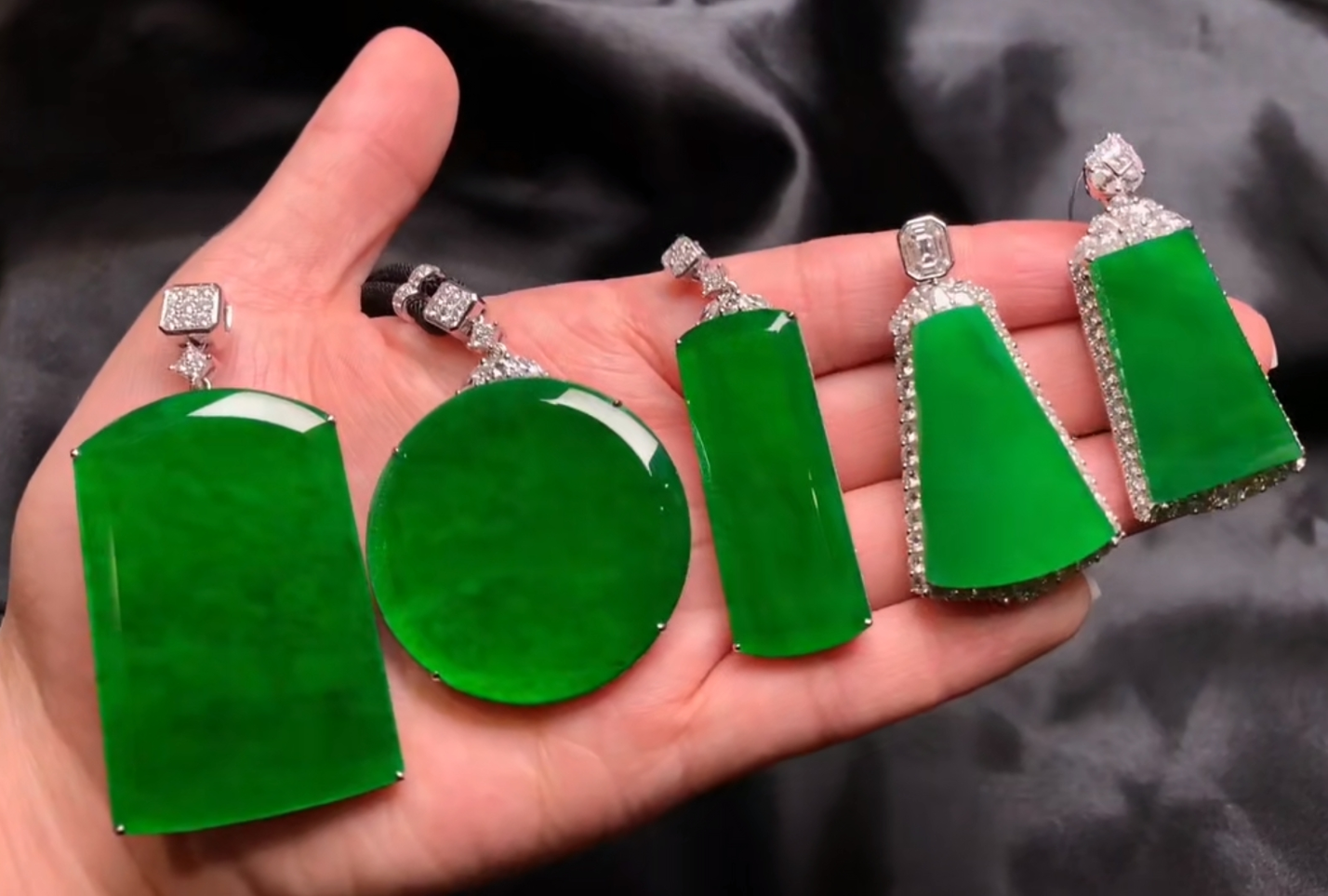 Jadeite Pendants: The Piece of Jade Closest to Your Heart