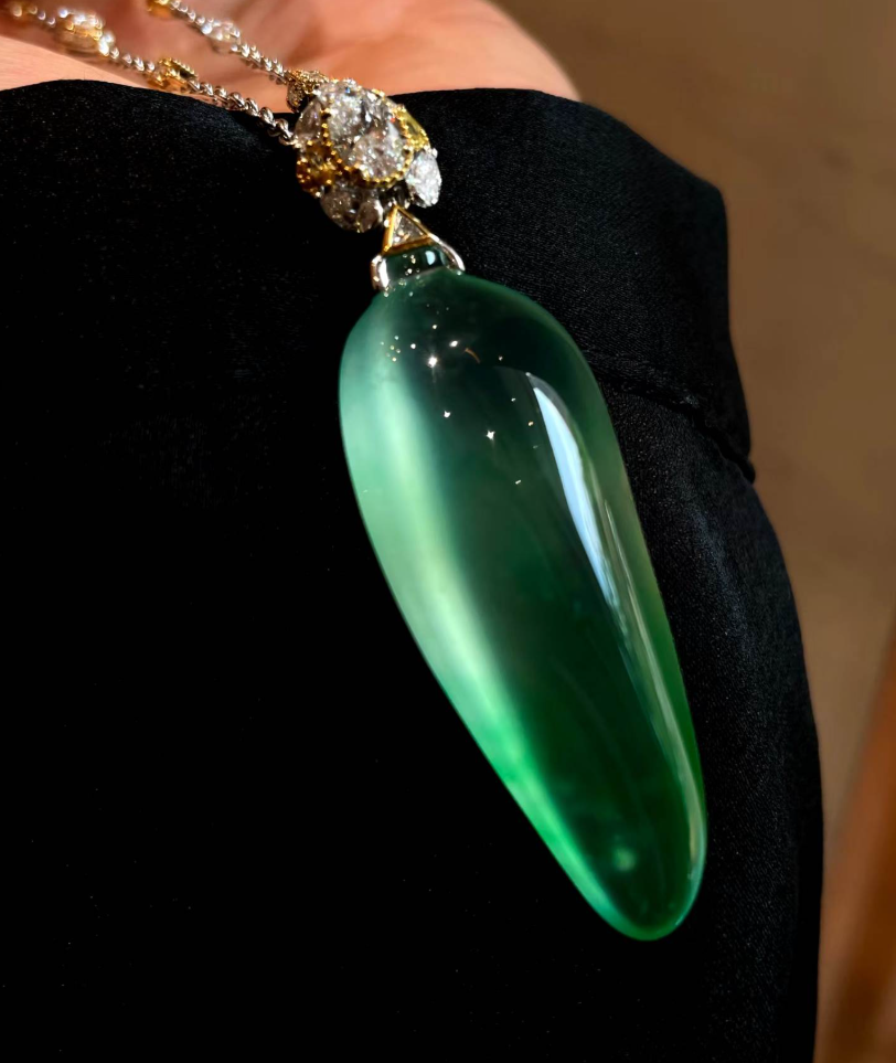Glassy Vivid Green Long Shi Zhong Jadeite Fu Gua Pendant
