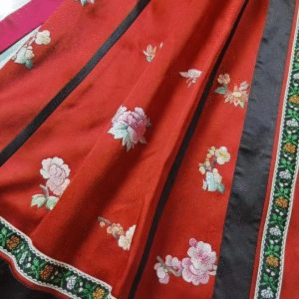 Ma Mian Qun (Horse-Face Skirt) – Ming Dynasty Handcrafted Silk Embroidery Skirt - Image 5
