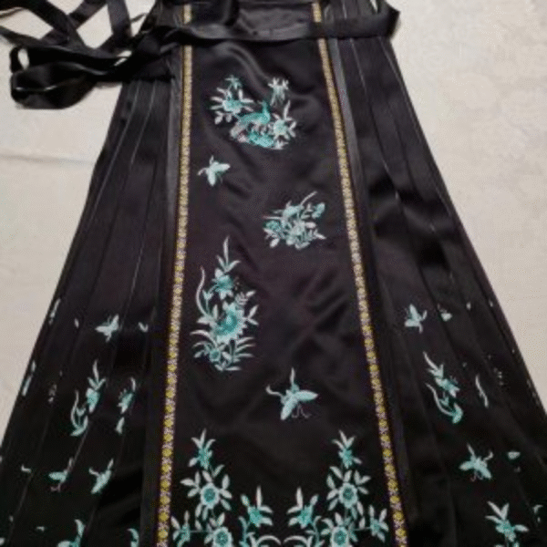 Ma Mian Qun (Horse-Face Skirt) – Ming Dynasty Handcrafted Silk Embroidery Skirt - Image 7