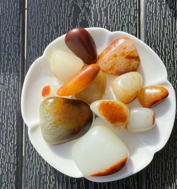 Unveiling the Enchantment: The Formation of Skin and Skin Colors in Single-Seed Nephrite Pieces